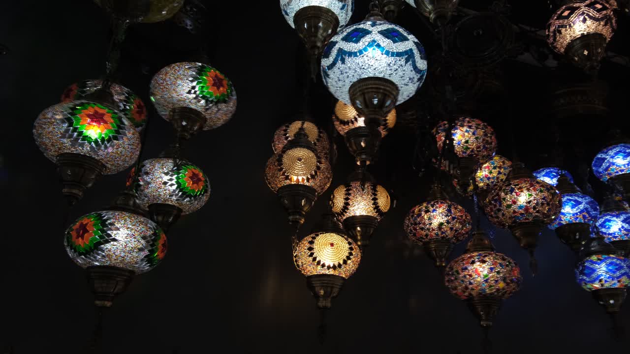 el joven elige el camino a seguir en el bosque.