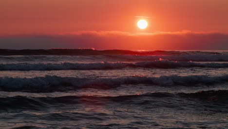 movimiento lento de las olas en la puesta de sol