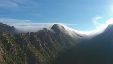 Atemberaubender-Blick-Auf-Die-Nebligen-Berge-In-Sant-Salvador-De-Les-Espases