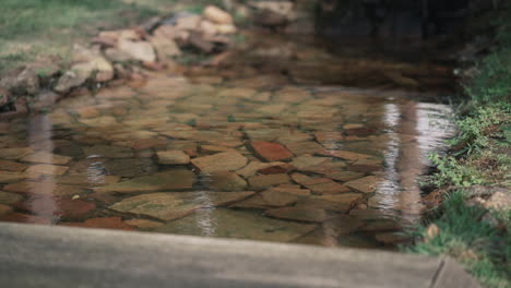 Corriente-De-Agua-Tranquila-Sobre-Guijarros