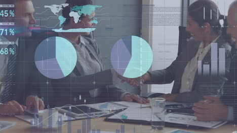 procesamiento de datos estadísticos contra dos mujeres de negocios que se dan la mano en la oficina