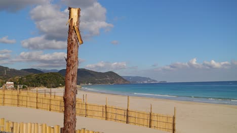 amplia playa abierta con rompevientos en cámara lenta