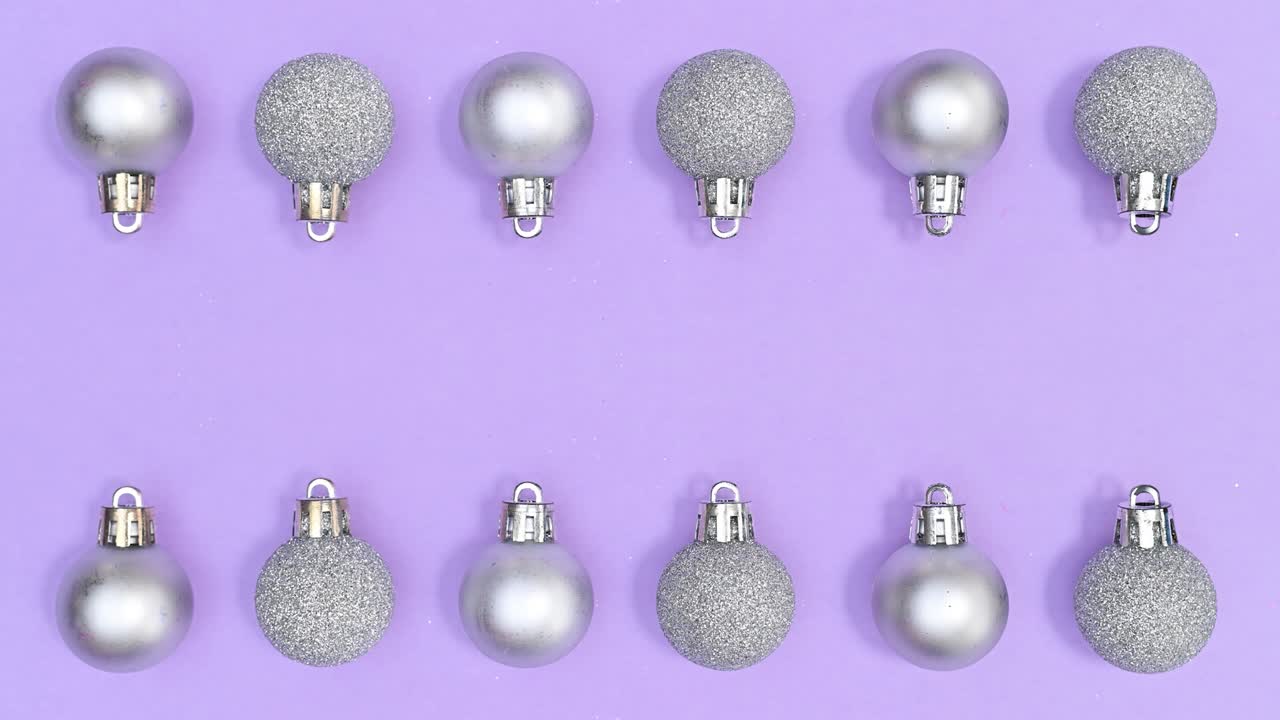 girando y cambiando colores adornos de navidad en tema púrpura. detener el movimiento