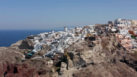 pueblo costero de oia en el accidentado paisaje de la isla griega de santorini