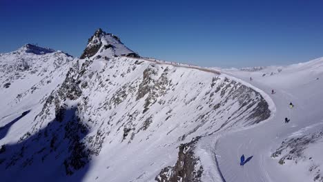 pico de montaña nevado con estación de esquí