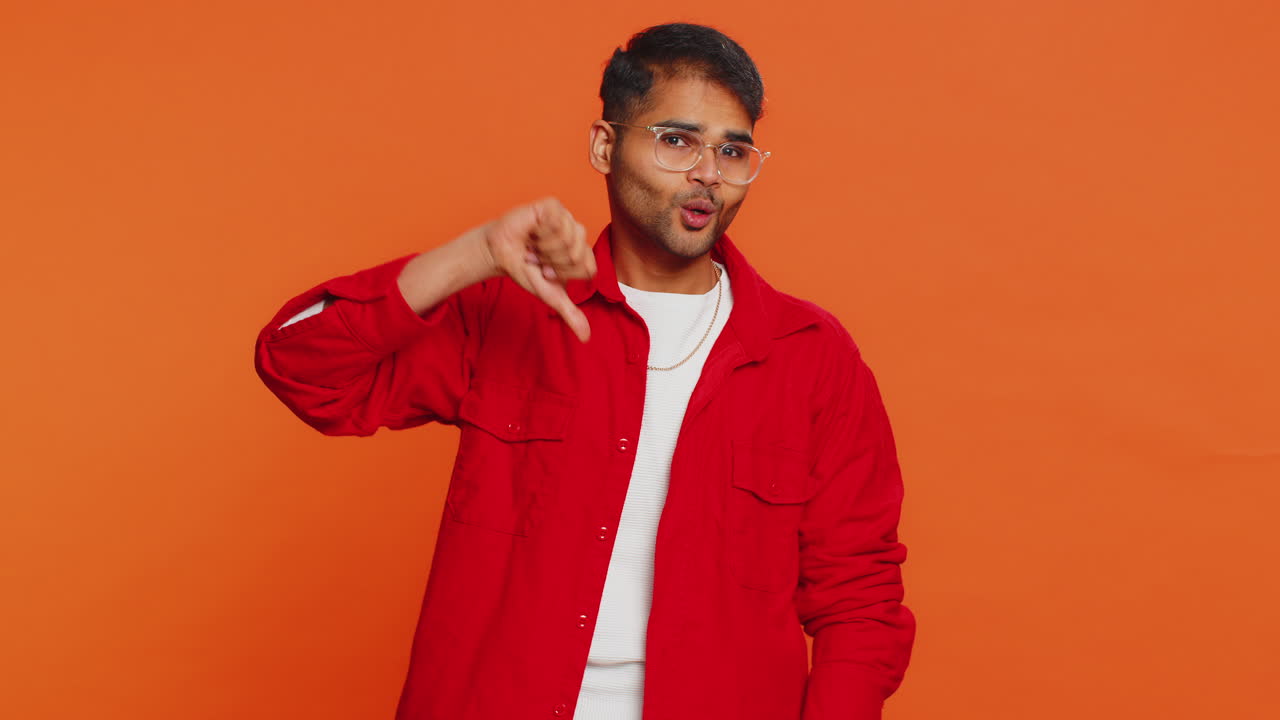 hombre molesto tipo que muestra los pulgares hacia abajo gesto de desaprobación insatisfecho disgusto retroalimentación negativa