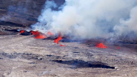 Ausbruch-Des-Kilauea-Kraters-Am-11.-September,-Von-Osten-Aus-Gesehen,-Mit-Abkühlendem-Lavasee-Mit-Kruste-Und-Mehreren-Fontänen-In-Rissform,-Tag-2-Des-Ausbruchs