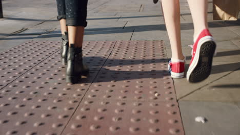 amigas caminando de compras en la ciudad