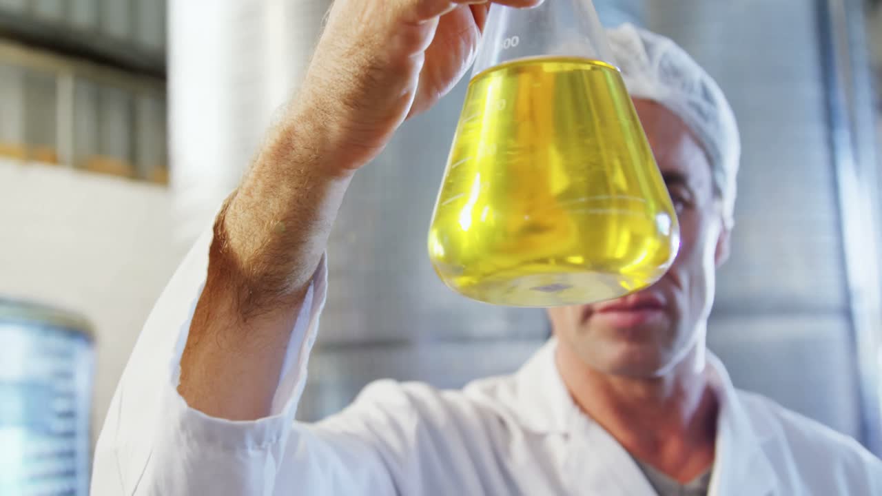 técnico que examina el aceite de oliva