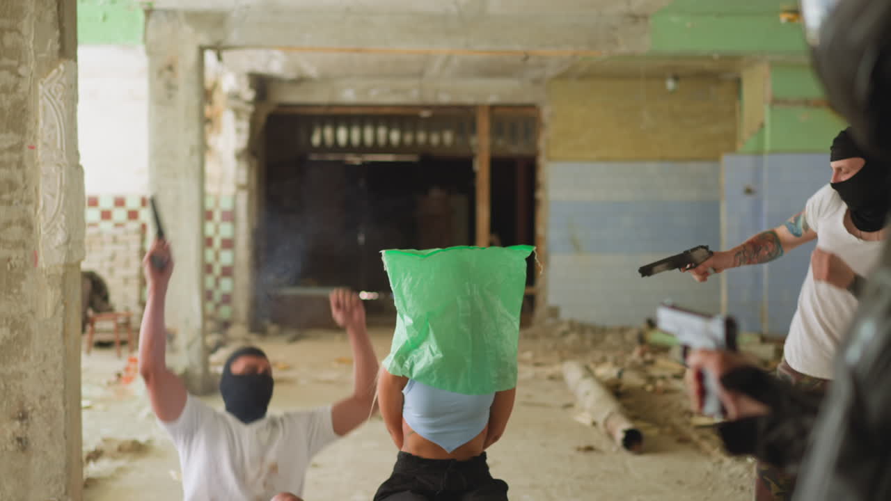 Rappresentazione di omicidio con attori professionisti su un set cinematografico