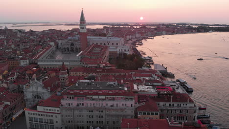 Luftaufnahme-Des-San-Marco-platzes-Bei-Sonnenaufgang-In-Venedig,-Italien