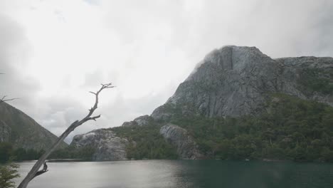 Primer-Plano-De-Una-Enorme-Montaña-De-Granito-Con-Un-Lago-Prístino-Y-Naturaleza-Muerta