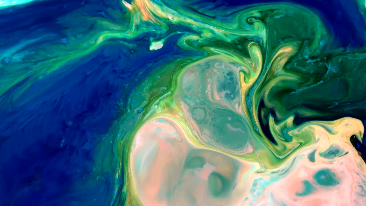 colores abstractos extendiendo pintura girando y estallando