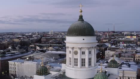 Die-Kathedrale-Von-Helsinki-Auf-Der-Rechten-Seite-Und-Das-Stadtzentrum-Von-Helsinki-Auf-Der-Linken-Seite,-Während-Sich-Die-Drohne-Entfernt