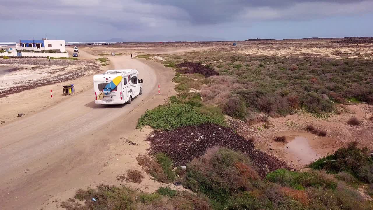 vivir en una autocaravana y llegar al spot de surf en majanicho, fuerteventura, islas canarias, españa