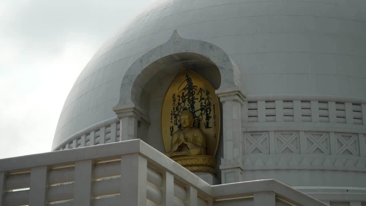 una foto cercana de la estatua de buda en el monumento budista vishwa shanti stupa en la colina de ratnagiri, bihar