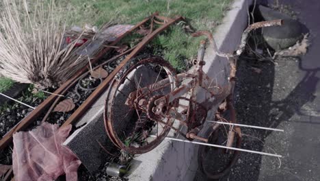 Bicicleta-De-Niño-Abandonada-Quemada-Oxidada---Secuelas-De-Incendios-Forestales---4k