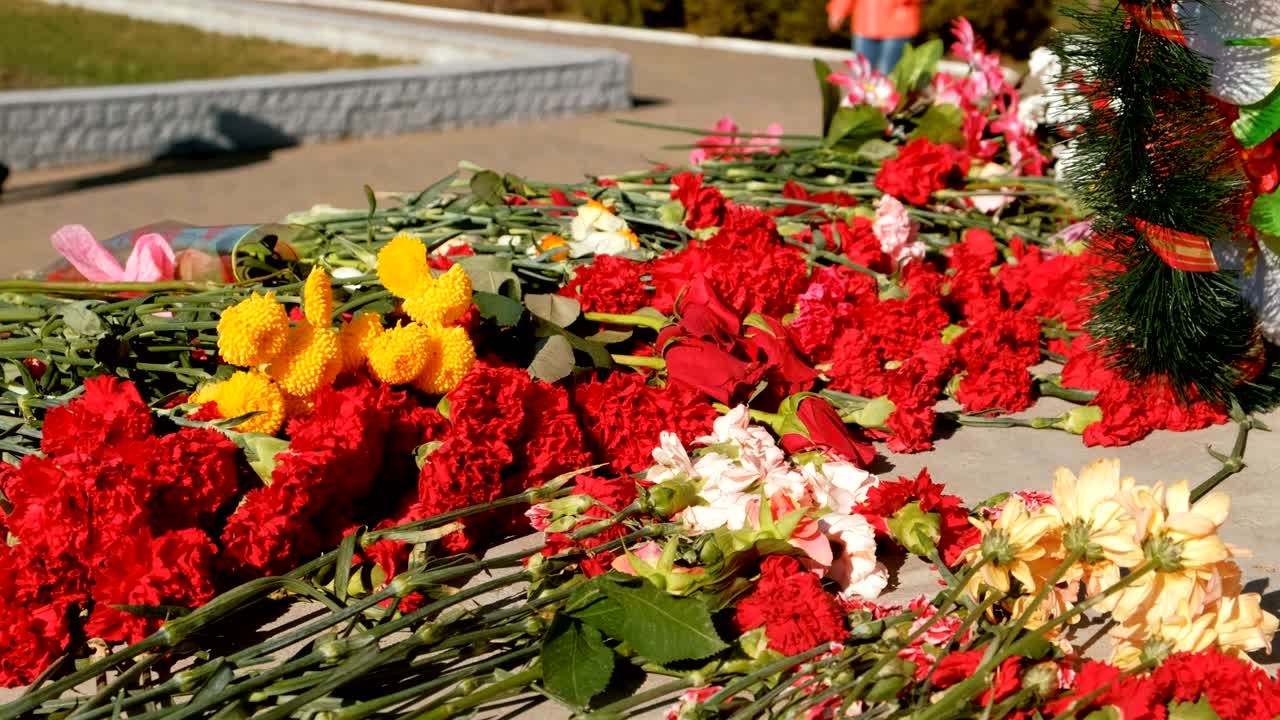 세계 대전의 승리의 날 기념비에 꽃을 놓았습니다.