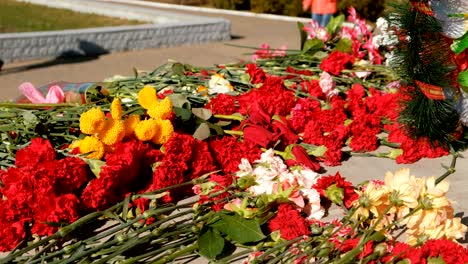 flores colocadas en un monumento para el día de la victoria de la guerra mundial.