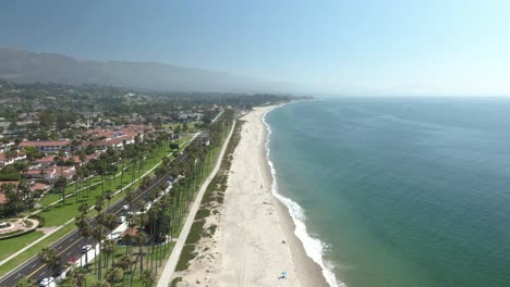 Antena-De-Gran-Altitud-De-La-Playa-Pública-En-Santa-Barbara,-California,-Ee.uu.,-Durante-Un-Día-Cálido-Y-Soleado