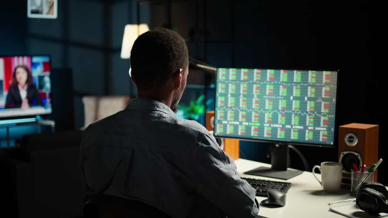 inversor masculino siguiendo las tendencias en vivo de la bolsa de valores en la computadora de casa