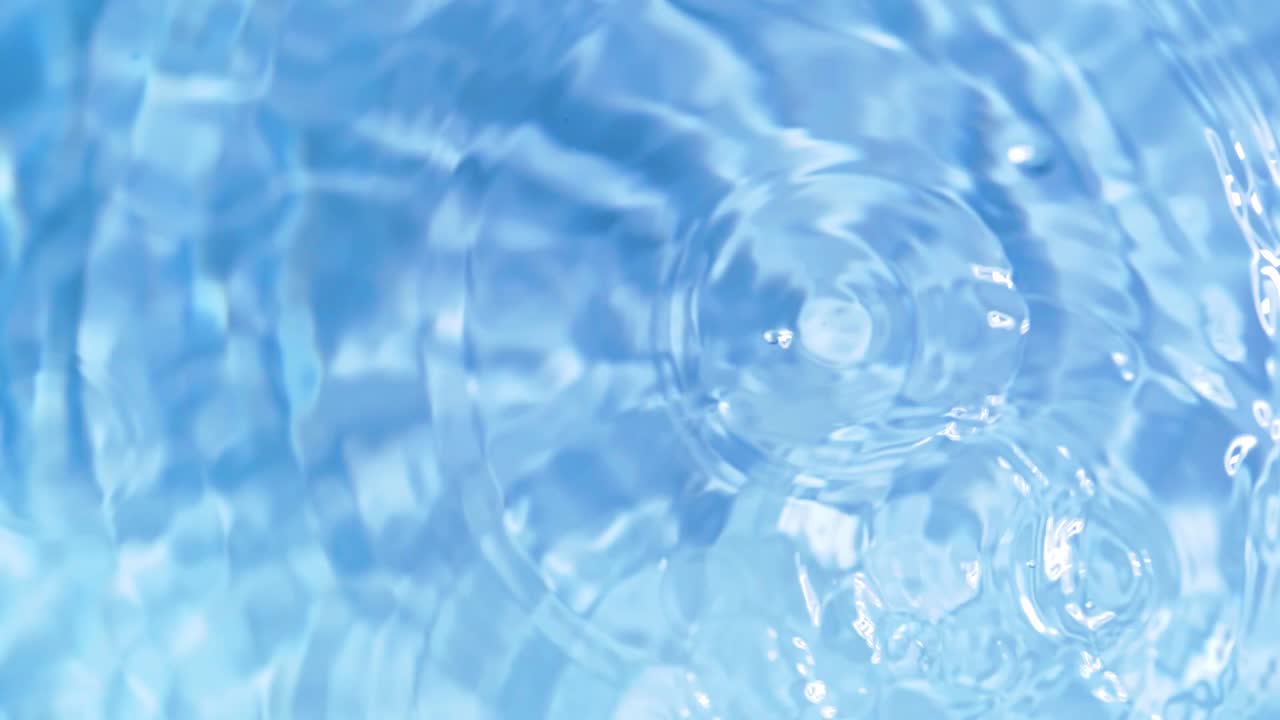 물 표면으로 떨어지는 드롭의 상위 뷰 슬로우 모션 및 흰색 배경에 분기 원