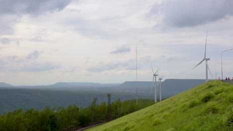Hermoso-Paisaje-De-Montaña-Con-Turbinas-De-Generadores-De-Viento-Y-Planta-De-Energía-De-Turbina-De-Gas,-Concepto-De-Conservación-De-Energía