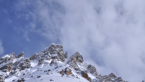 Lapso-De-Tiempo-Que-Muestra-Nubes-Moviéndose-Sobre-Un-Pico-De-Montaña-Con-Cielo-Azul-En-Los-Alpes-Franceses-En-Invierno