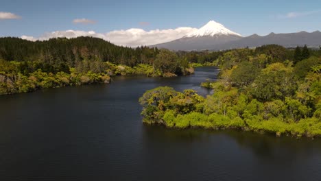 impresionante paisaje aéreo sobre el arbusto nativo y el lago, vista del volcán taranaki, famoso destino turístico en nueva zelanda