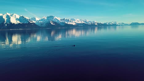 vídeo de drone 4k de montanhas cobertas de neve ao redor de seward, alasca, durante o inverno