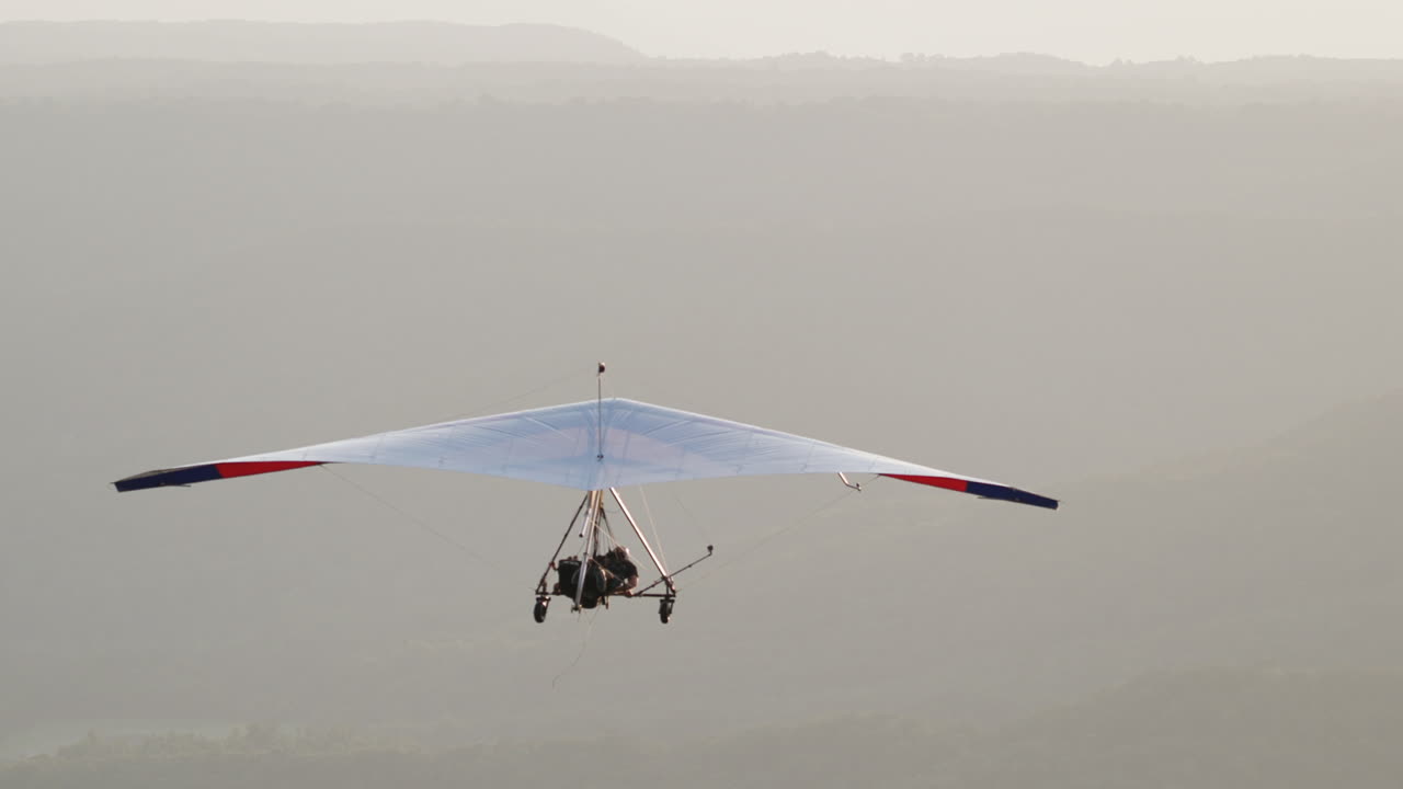 행글라이더는 카메라 망원에서 멀리 날아갑니다.