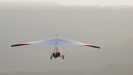 Hängegleiter-Fliegen-Weg-Von-Kamera-Tele