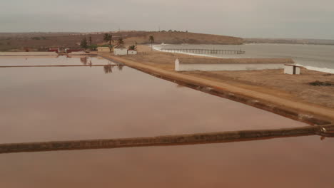 Flug-über-Salzwiesen,-Porto-Amboim,-Angola-9