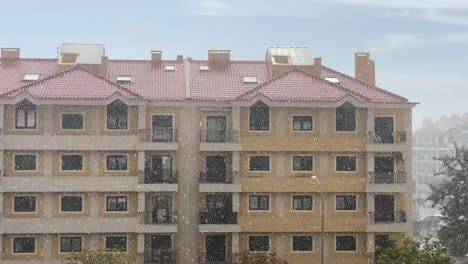 Ventana-Con-Lluvia-Que-Cae-Al-Atardecer-En-Rascacielos