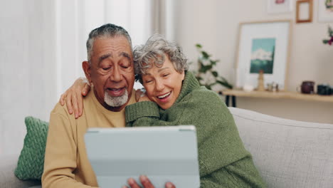 Tableta,-Onda-Y-Videollamada-Con-Pareja-De-Ancianos