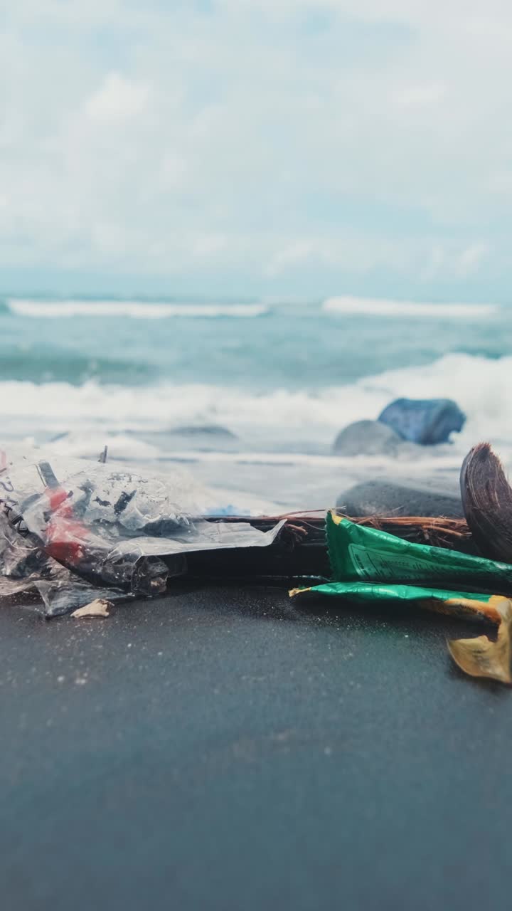 I volontari affrontano l'inquinamento sulla bellissima costa della Costa Rica.