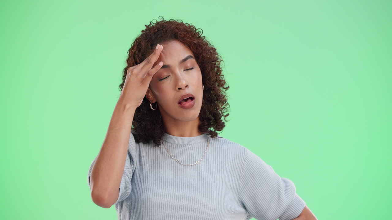 mujer con dolor de cabeza