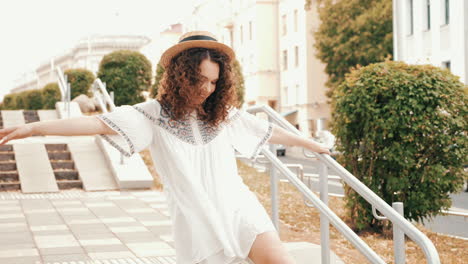 mujer con sombrero de paja y vestido blanco