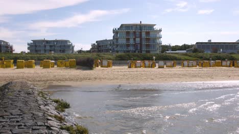 Kameraneigung-Steinweg-Ins-Meer-Am-Strand-Von-Cuxhaven