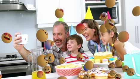 iconos de emoji con la familia tomando una selfie en el fondo 4k