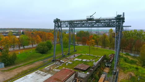 Grúa-Ferroviaria-De-Vista-Aérea-En-Fábrica-Industrial.-Grúa-Industrial-Vista-Al-Cielo