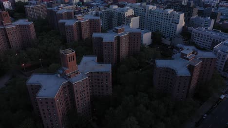 las imágenes aéreas se desplazan hacia abajo para enfocar la solitaria cancha de pelota en medio de los proyectos de vivienda