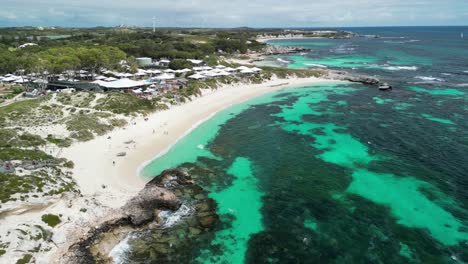 Schwenkblick-über-Den-Leuchtturmstrand-Von-Bathurst-Mit-Türkisfarbenem-Wasser-Auf-Rottnest-Island,-Australien