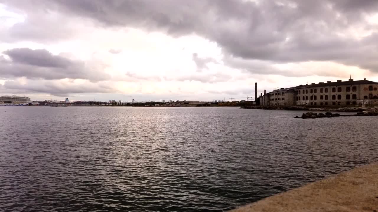 edificio de ladrillo y chimenea de patarei, prisión soviética abandonada en la costa del mar báltico en tallin