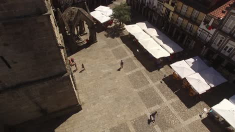 Drohnenaufnahmen-Oliveira-Square-Wahrzeichen-Mit-Kirche,-Guimaraes