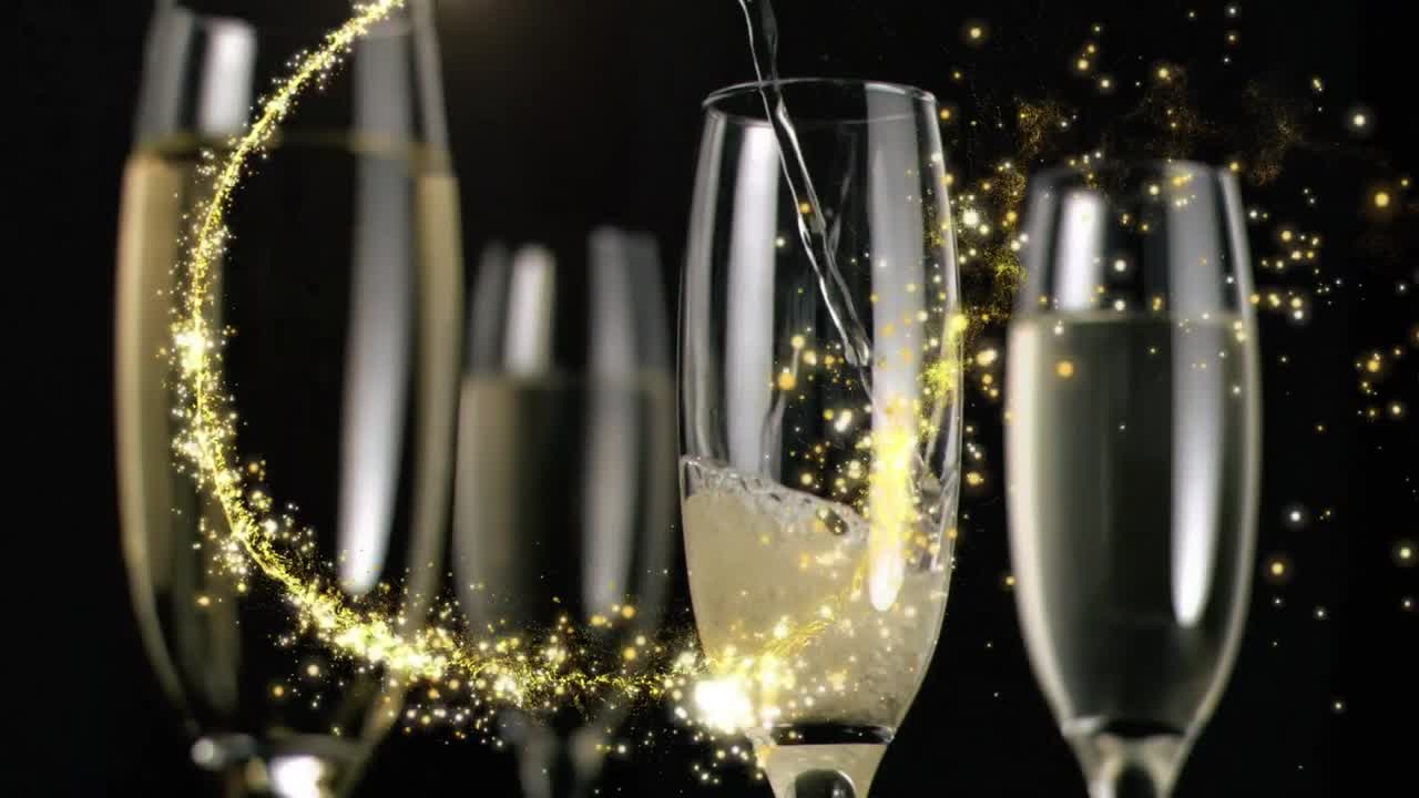 animación de fuegos artificiales moviéndose alrededor de champán vertiendo en flautas en fondo negro