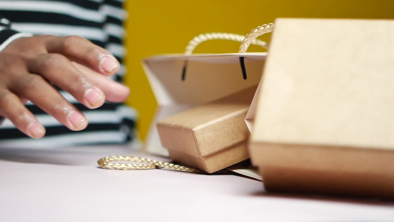 쇼핑 가방 에서 선물 상자 를 꺼내