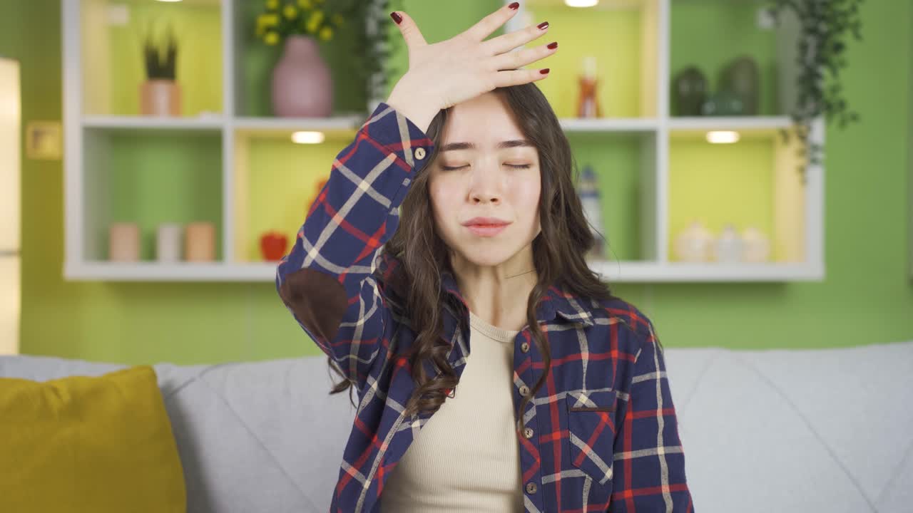 동기를 되찾은 아시아의 젊은 여성은 행복해집니다.