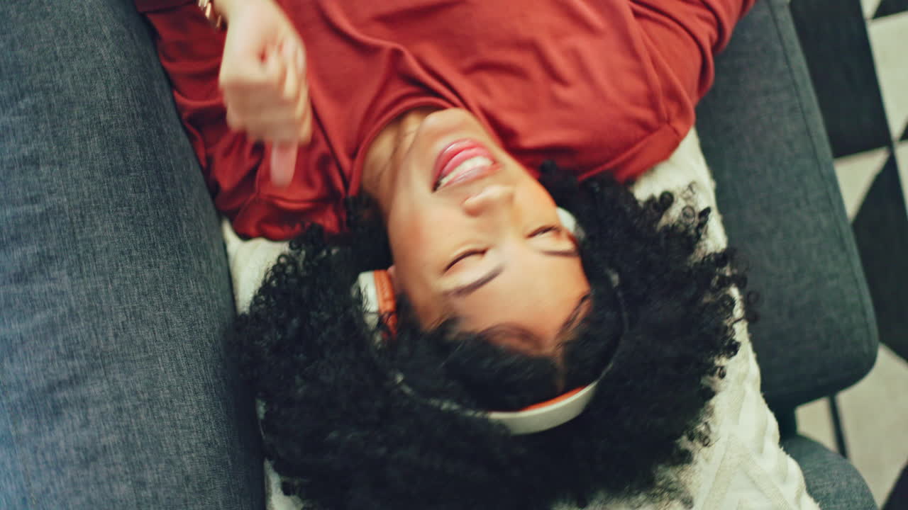 teléfono, música y canto con una mujer negra acostada