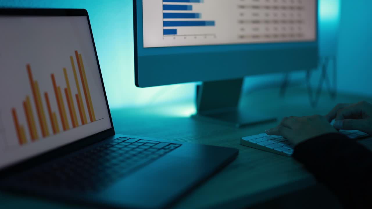 mujer joven estudiando gráficos de datos para informes financieros de marketing